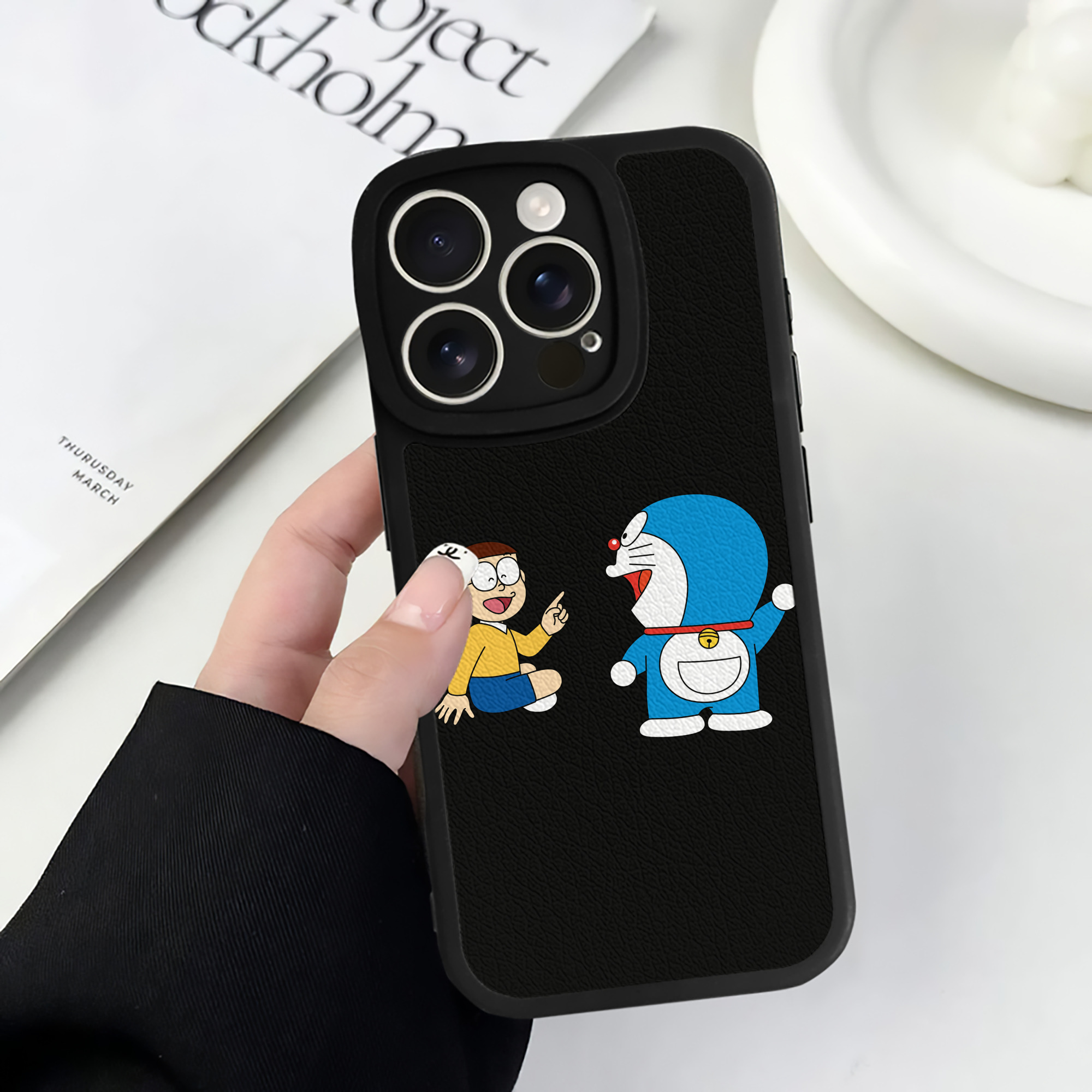 （画像用） ドラえもん Doraemon 【iPhone 16シリーズ対応】シリコンスマホケース（レザー調） 材質：シリコン